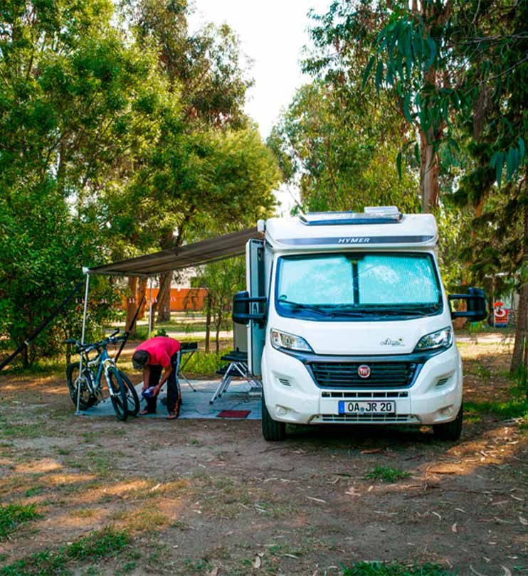 Emplacement nu pour camping-car et caravane