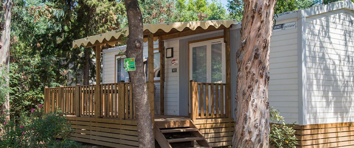 Terrasse semi-couverte du mobil-home Comfort