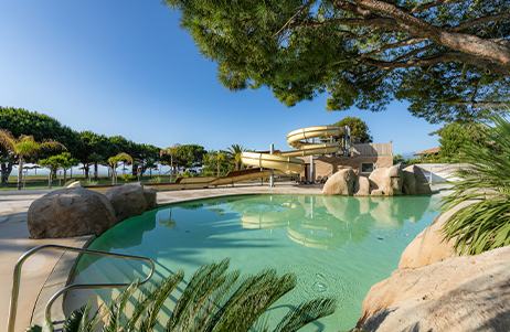 Parc aquatique avec toboggan et piscines au camping Arinella Bianca