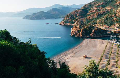 Village en bord de mer de Porto en Corse près du camping