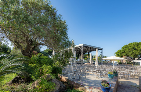 Terrasse du restaurant donnant sur la grande scène du camping