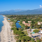 Vue aérienne camping 5 étoiles Arinella Bianca au bord de la Méditerranée en Corse