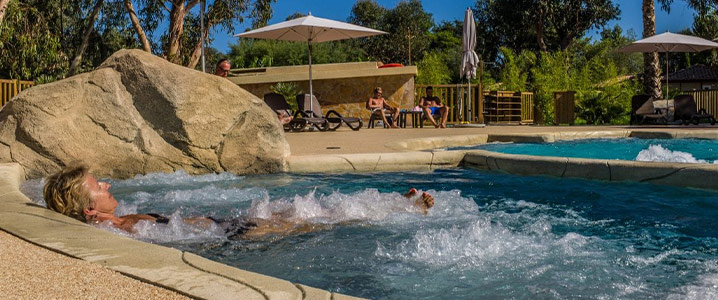 Femme se prélassant dans l'un des bains à remous de l'espace balnéo du camping