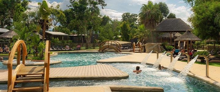 Fontaines, passerelle et piscine de l'espace balnéo du camping