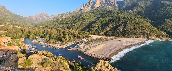 Village de Porto en Corse entre montagnes et mer