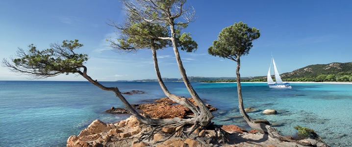 Nature, mer et voilier au large de Porto-Vecchio près du camping