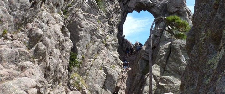 Trou de la Bombe sur le sentier de randonnée des Aiguilles de Bavella