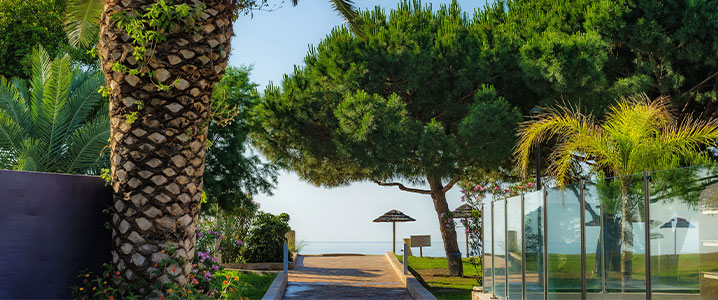 Chemin direct du camping vers le bord de mer