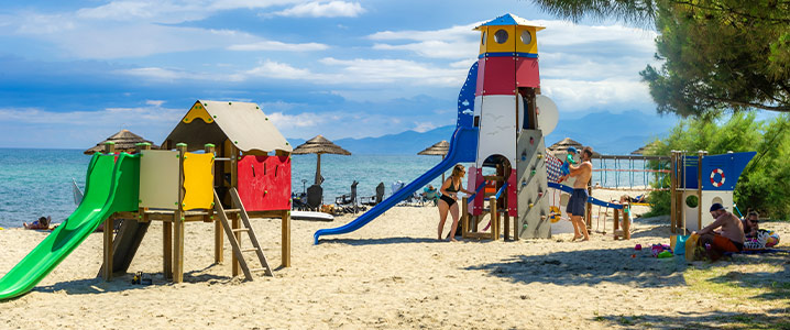 Aire de jeux pour enfants sur la plage du camping