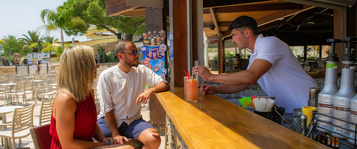 Comptoir et terrasse du glacier et bar