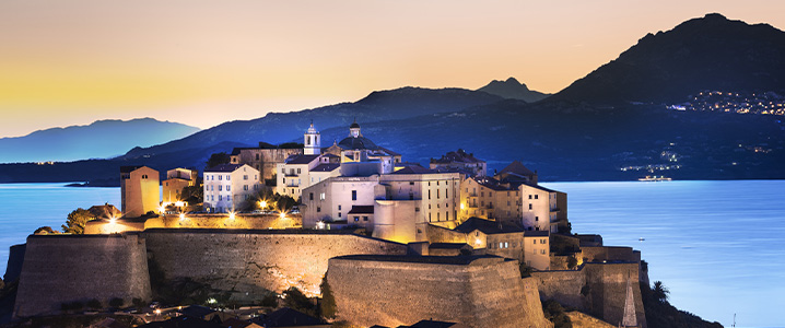 Citadelle de Calvi éclairée de nuit