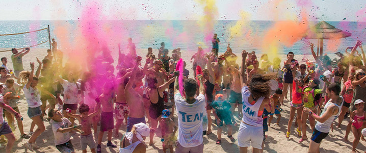 Animations ados color run sur la plage avec l'équipe animation