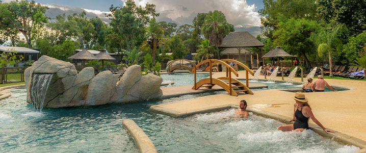 Profitez de la détente dans les remous chauffés, sous la fontaine et la piscine de l'espace balnéo