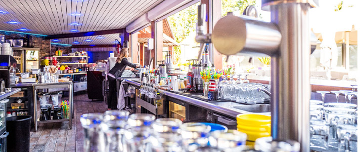 Équipe du bar servant des vacanciers au comptoir