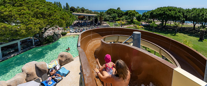 Toboggan aquatique du camping donnant sur la piscine