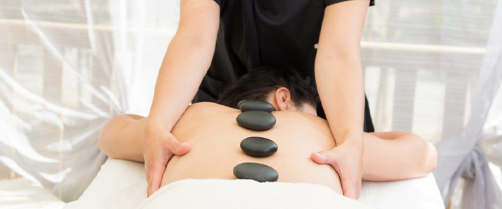 Prestation de massage relaxant du corps au spa du camping