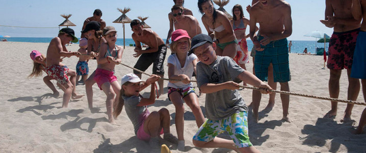 Tir à la corde pour les olympiades des enfants sur la plage