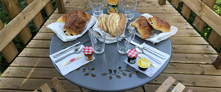 Profitez d'un petit déjeuner à consommer sur la terrasse à l'épicerie du camping