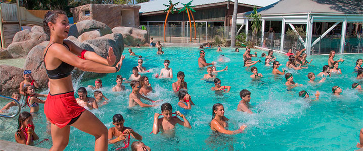 Aquagym à la piscine du camping Arinella Bianca organisé par l'équipe animation