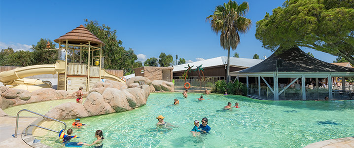 Piscine principale et toboggan du camping