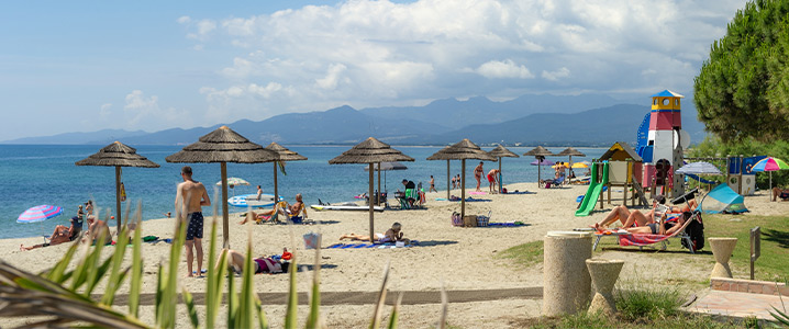 Une plage de sable fin aux portes du camping