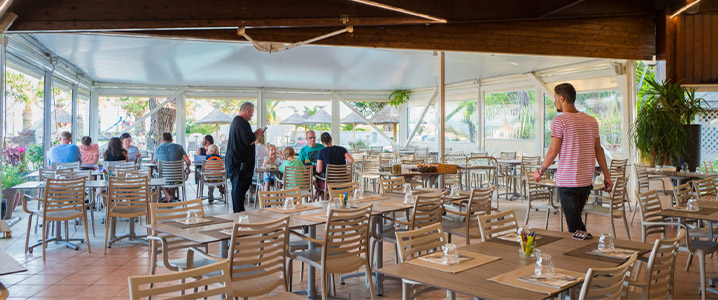 Grande salle intérieure du restaurant du camping