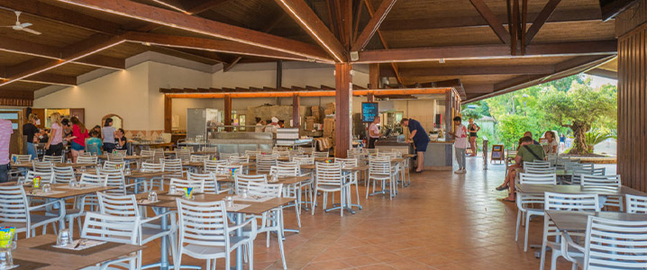 Salle couverte à l'intérieur du restaurant