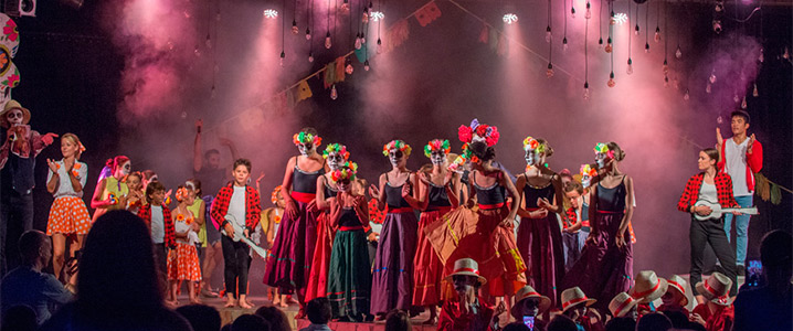 Spectacle pour les ados organisé par la troupe d'Arinella Bianca