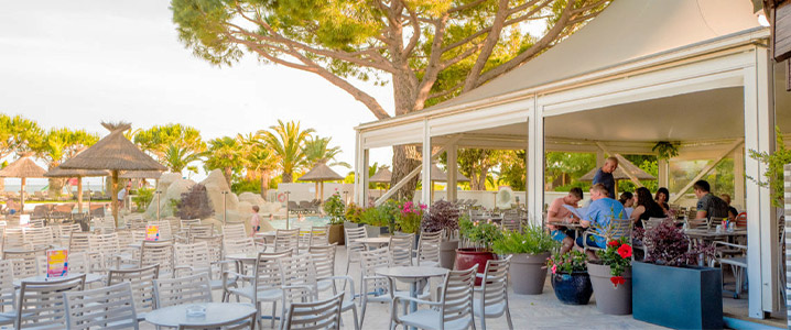 Terrasse semi-couverte du restaurant du camping