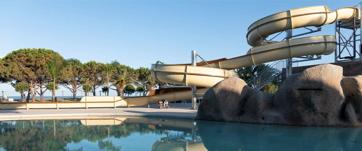 Toboggan aquatique en spirale à côté de la piscine du camping