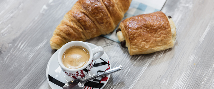 Vente de viennoiseries à l'épicerie du camping