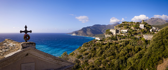 Village de Nonza avec la plage de sable noir