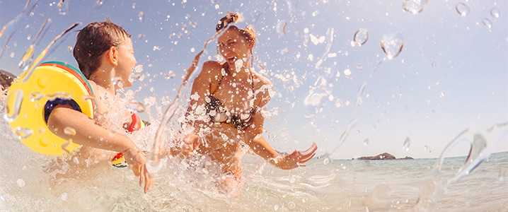 Baignade en famille à la mer