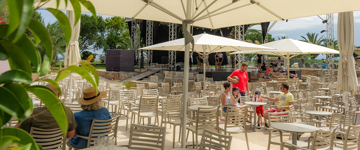 Terrasse du snack bar et glacier du camping