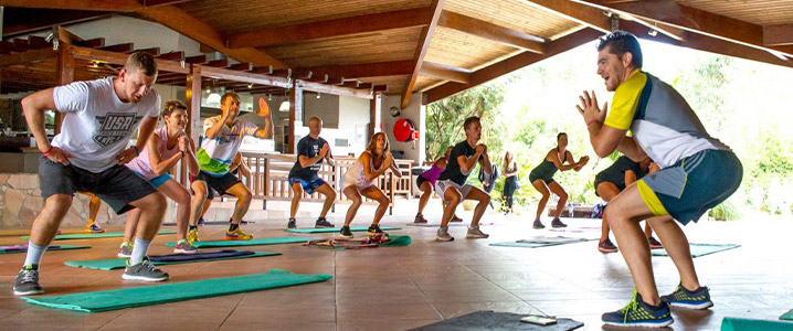 Séance de fitness en extérieur au camping