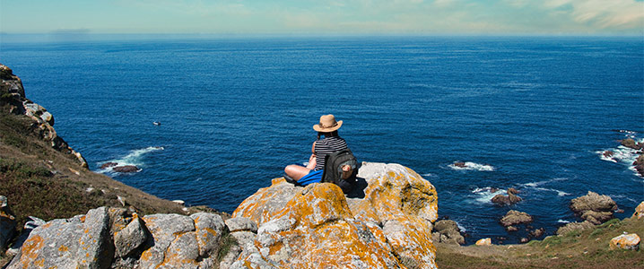 Randonnée en montagne avec vue sur la mer Méditerranée