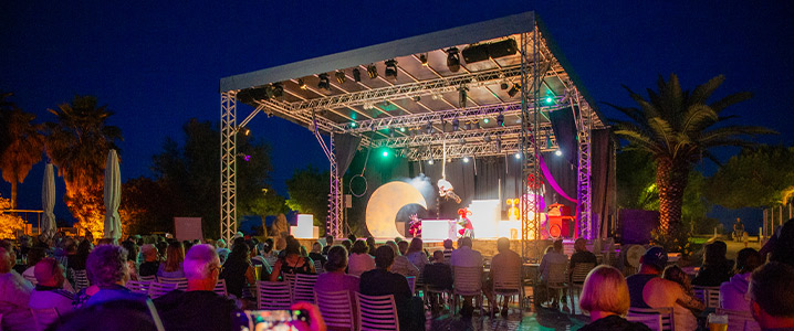 Terrasse du bar devant la scène dédiée aux animations nocturnes