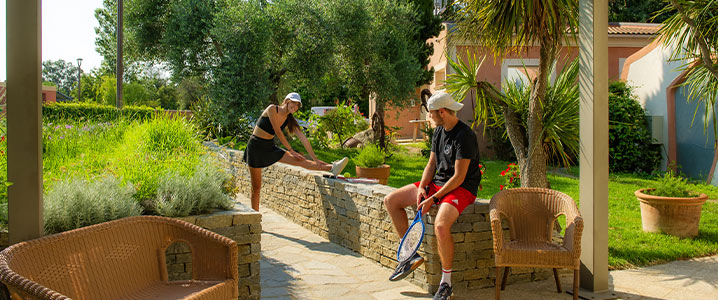 Séance de sport course et tennis au camping