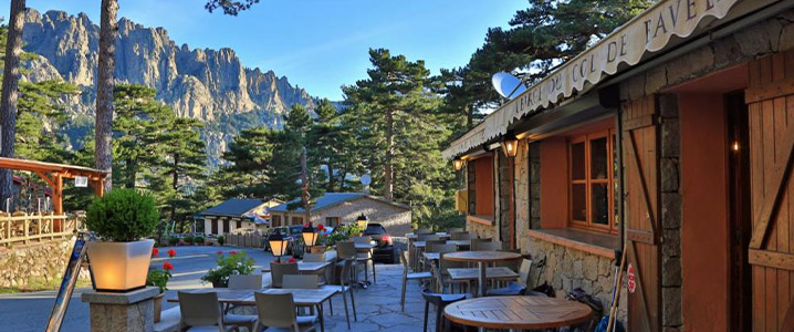 Brasserie en face des montagnes de Bavella au-dessus de Solenzara