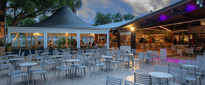 Terrasse du restaurant de nuit en extérieur