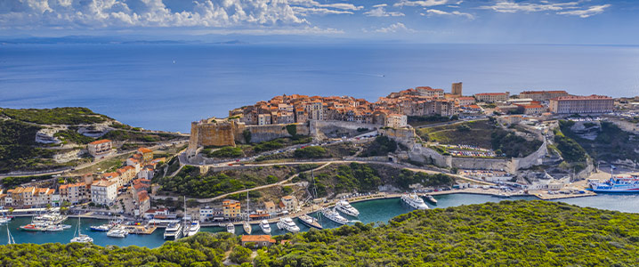 Ville de Bonifacio en Corse-du-Sud vu du ciel