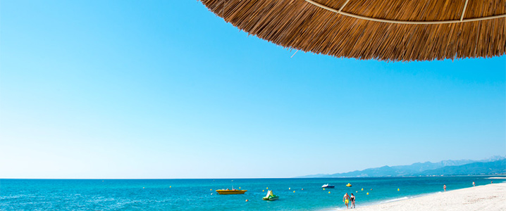 Vue mer sur la plage sous le parasol du camping